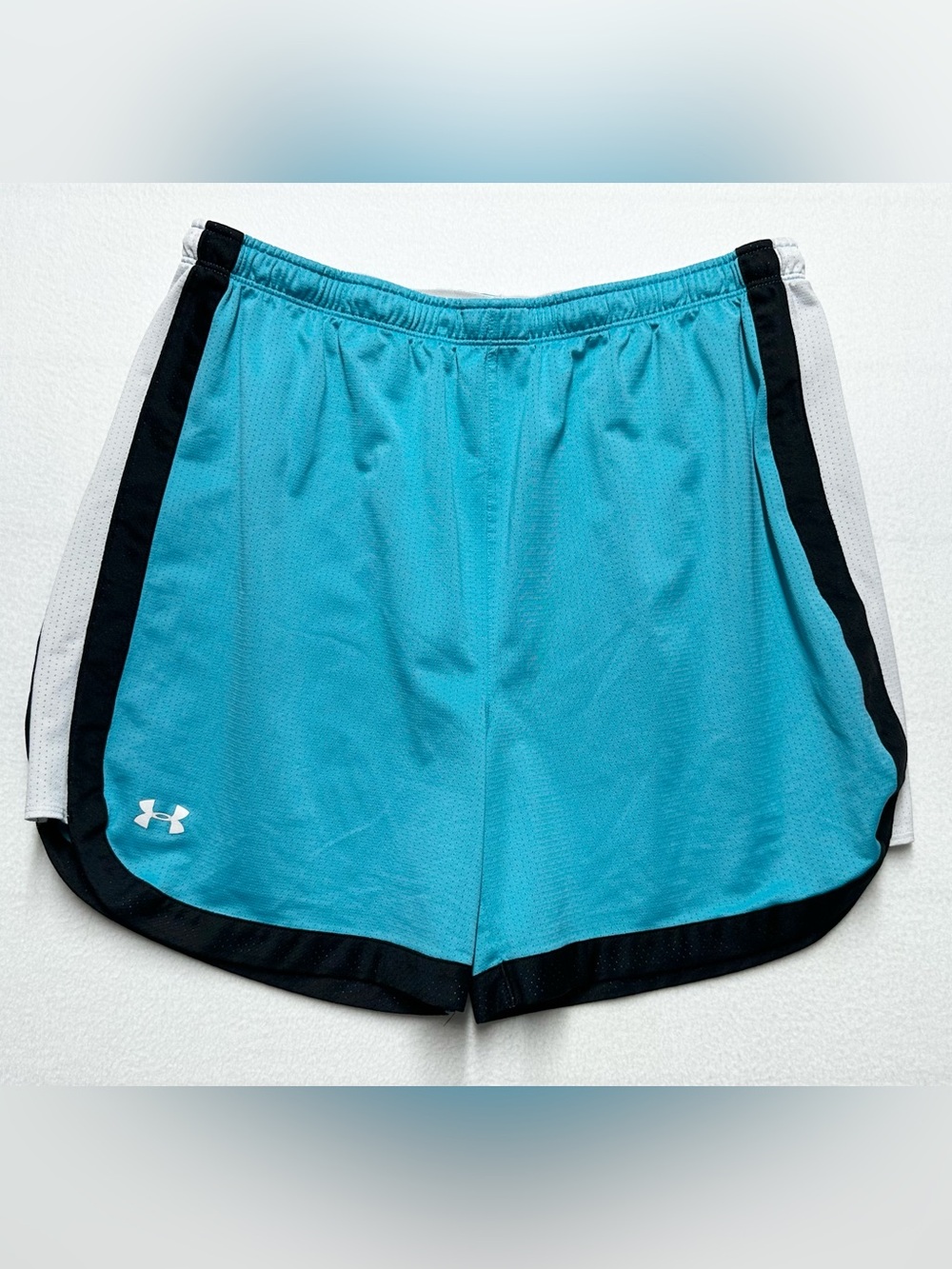 Under Armour HeatGear Women’s L Blue Mesh Running Shorts 6.5” Inseam